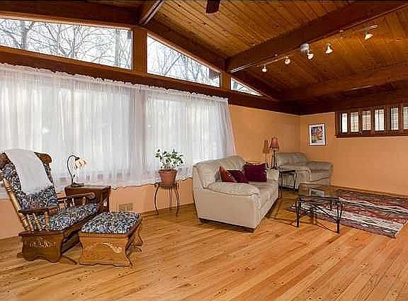 3rd image of 4080 Saint Paul Blvd