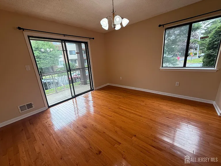 1302 Edison Glen Ter — Photo 10