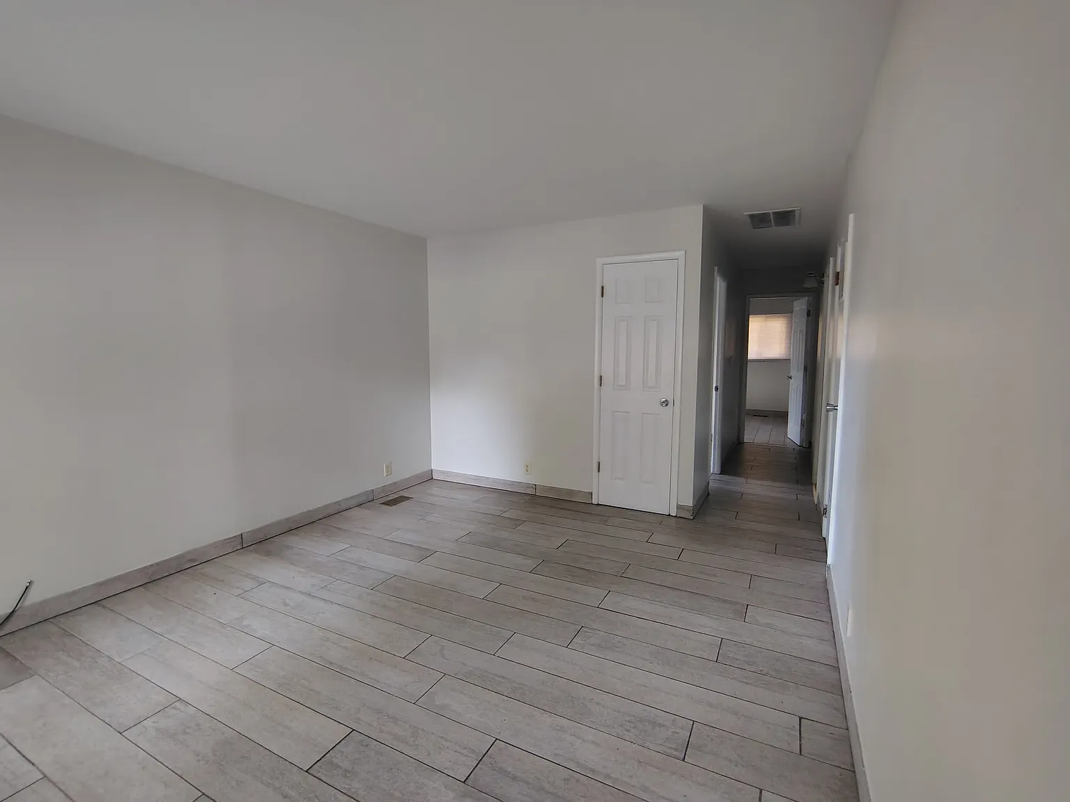 3 bed, 1272 sqft, $1,385 — Photo 2