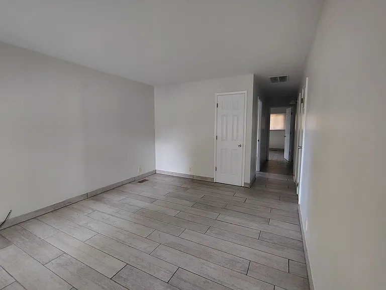 903 Holiday Dr — Photo 2