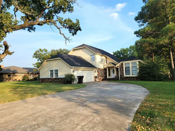 902 W 11th St, Clarksville, TX 75426