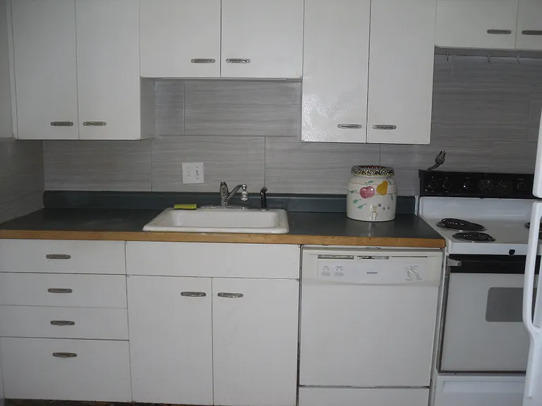 109 Spruce Dr — Photo 2