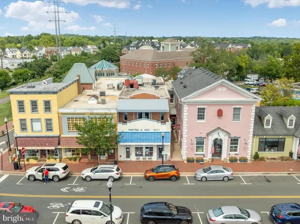 408 Woodgrove Ct, Herndon, VA 20170