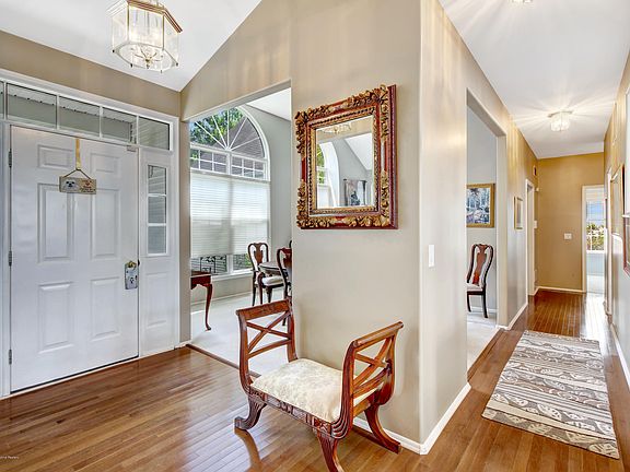 5th image of 44 Crown Cir