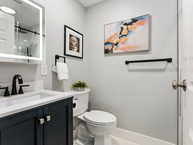 Common full bath(upstairs)