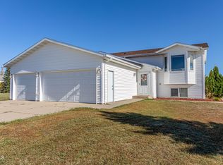 8521 Caraway Dr, Bismarck, ND 58503