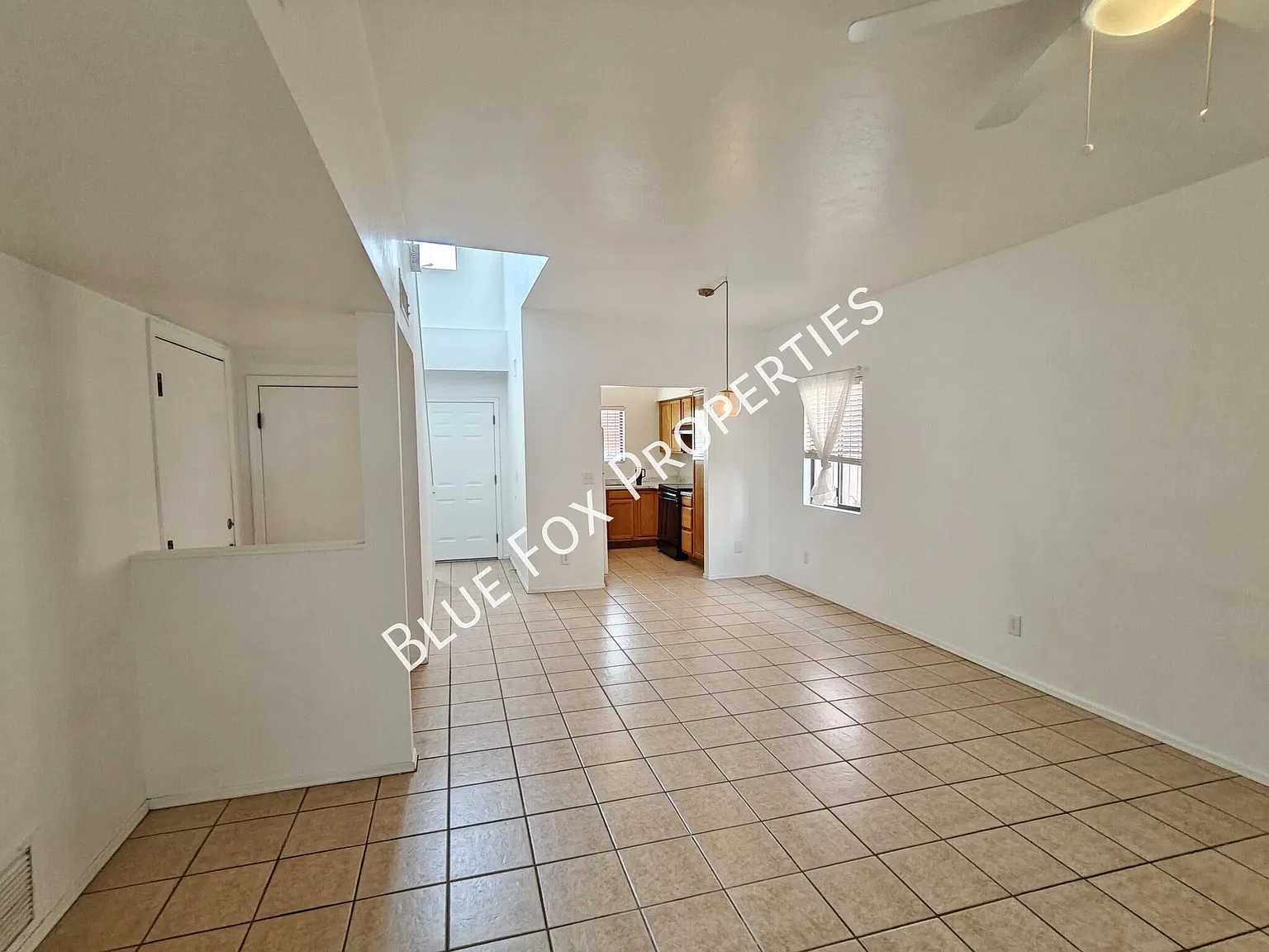 1654 E Calle Grandiosa — Photo 4