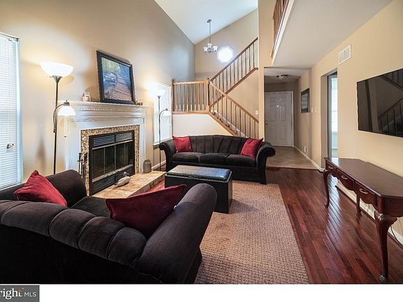 5th image of 528 Stafford Ave