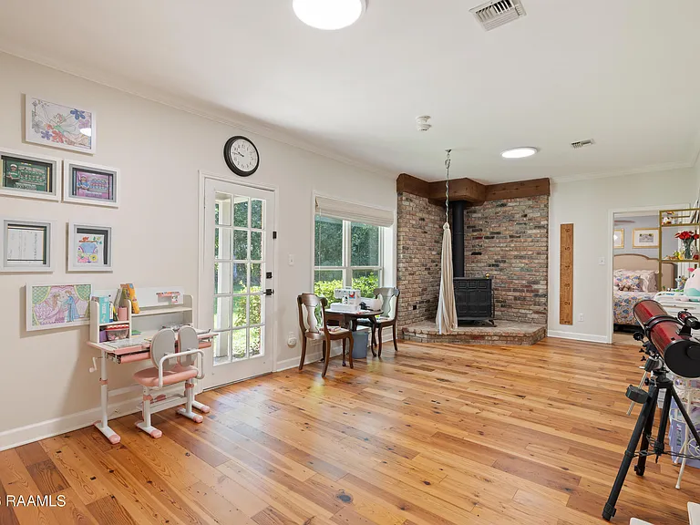 2407 E Broussard Rd — Photo 23