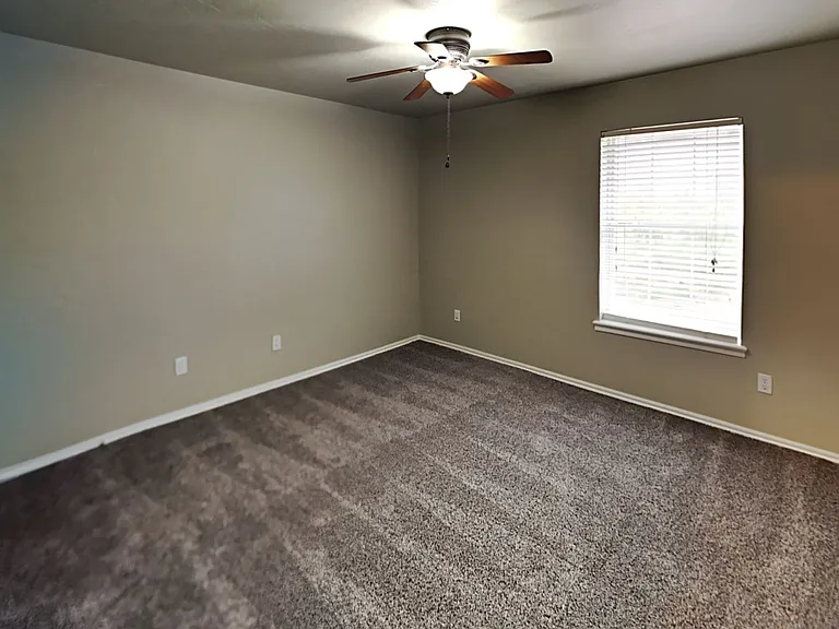 605 Knights Bridge Rd — Photo 16
