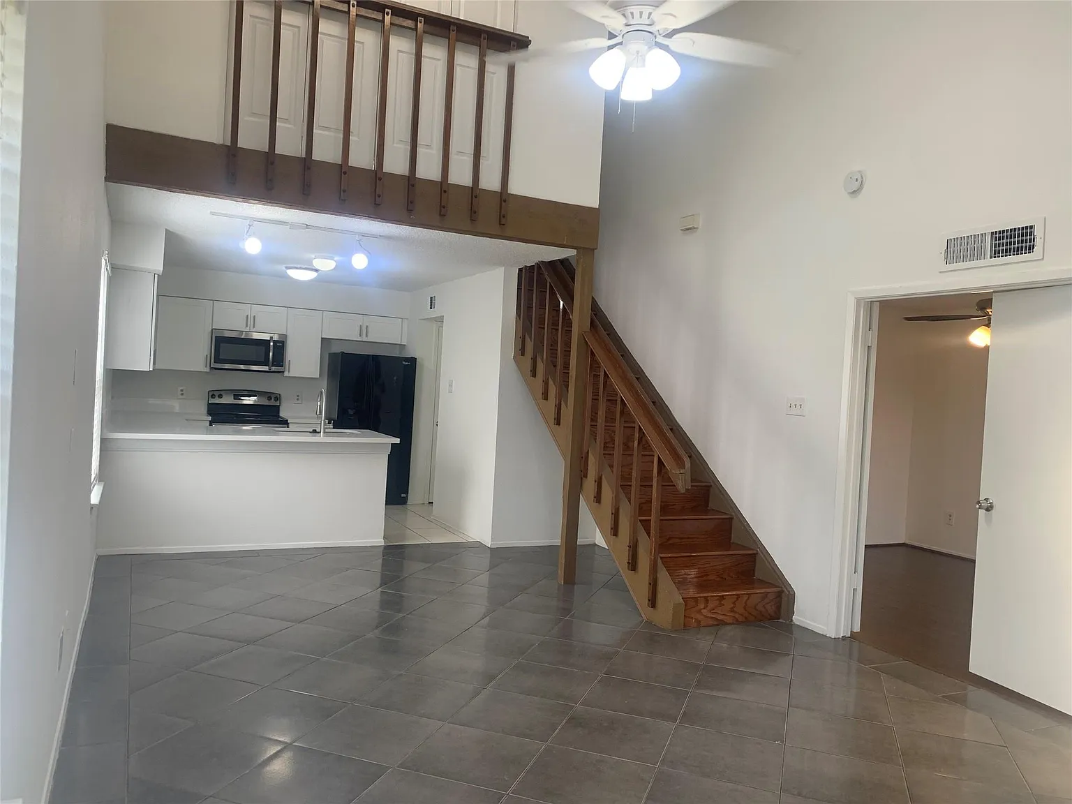 3 bed, 2.0 bath, 1275 sqft, $1,800 — Photo 2