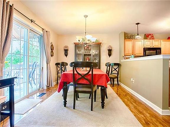 5th image of 1490 Hawthorn Dr