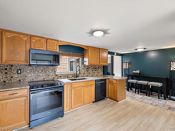 2nd image of 3185 Shimmons Rd