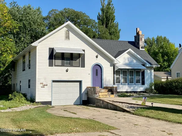 502 W 1st Ave N, Cavalier, ND 58220