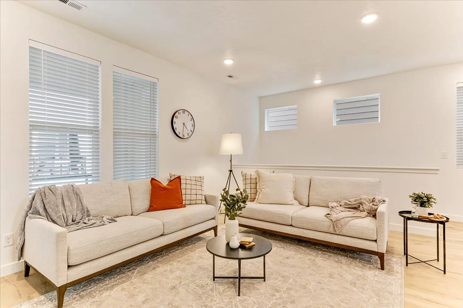 4 bed, 3.0 bath, 742 sqft, $6,849 — Photo 4
