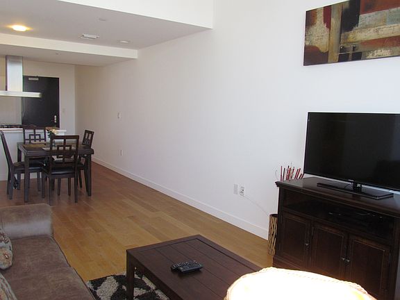3rd image of 939 S Figueroa St