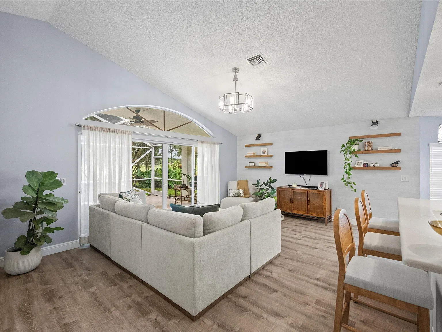 3 bed, 2.5 bath, 2198 sqft, $8,000 — Photo 3