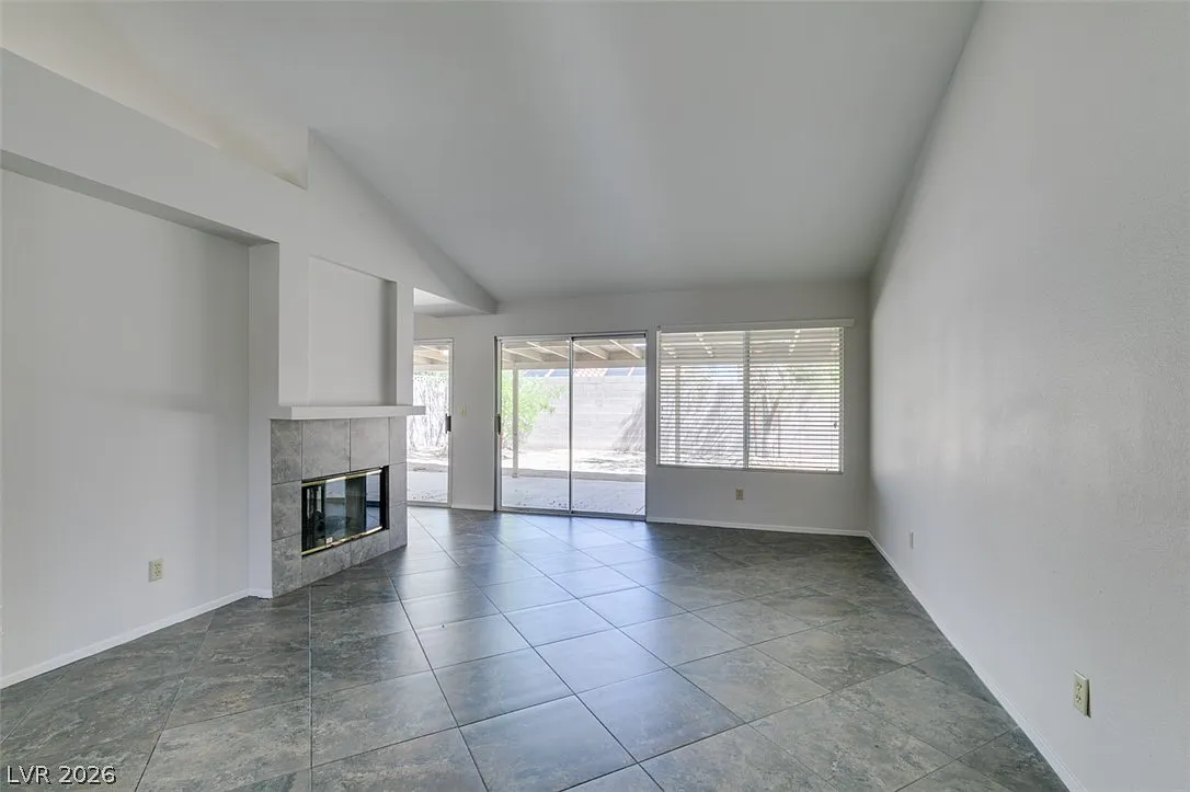 3 bed, 2.0 bath, 1555 sqft, $1,850 — Photo 3