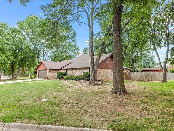 3rd image of 907 S Oakhill Dr