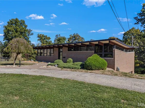 25 Logan Rd, Alton, IL 62002