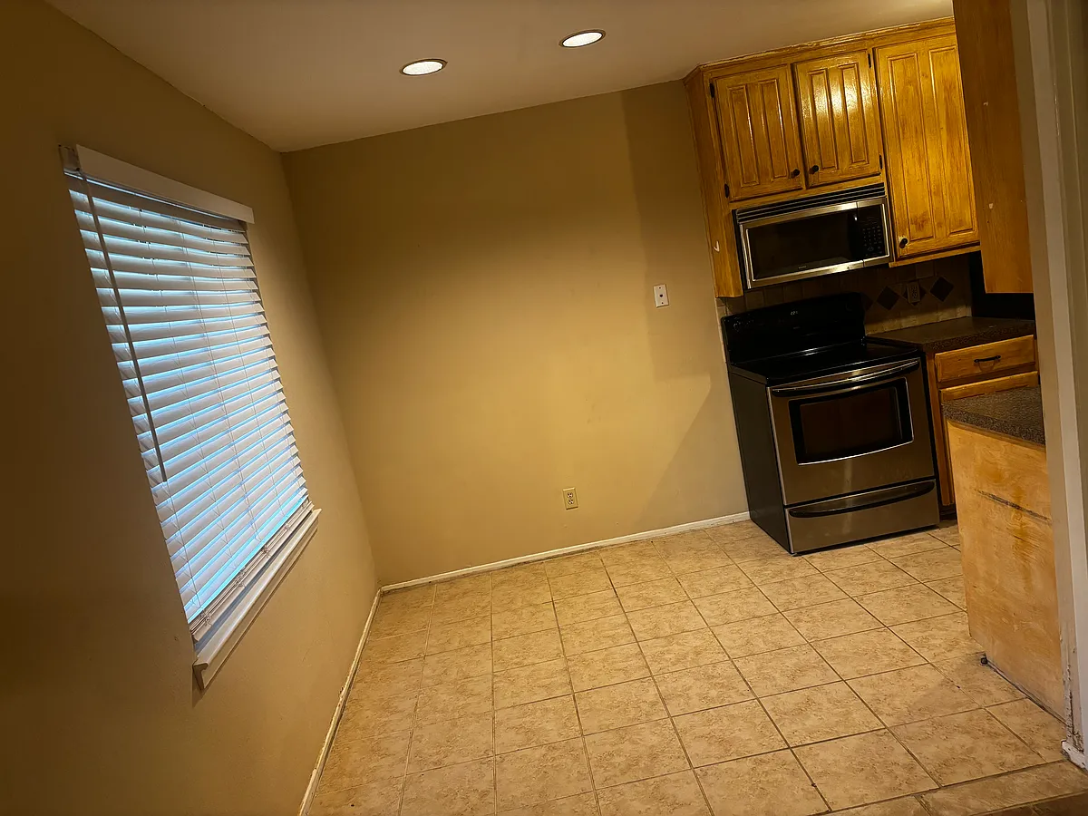 Dining area - 1214 Baylor Ave