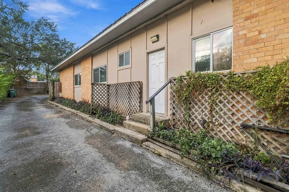 3 bed, 2.0 bath, 1617 sqft, $2,050 — Photo 2