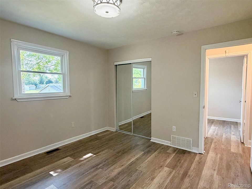 341 Sibley Rd, photo 22