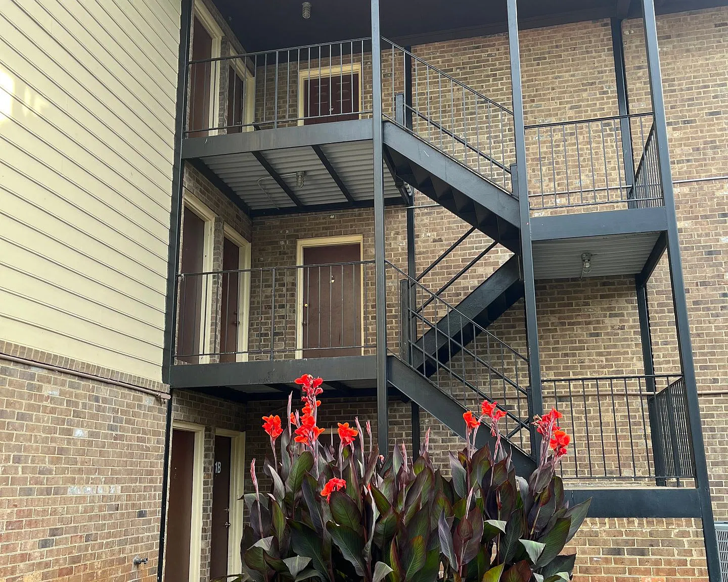 15th Street Apartments Available! — Photo 1