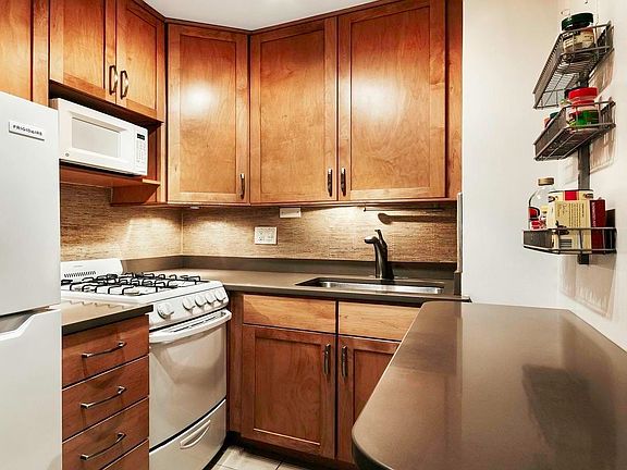 5th image of 430 W 34th St APT 7G