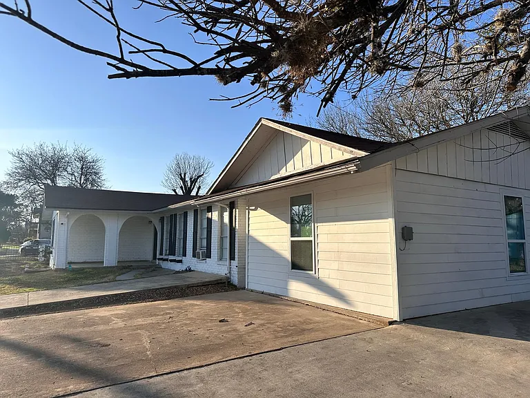 806 E Mountain St — Photo 13