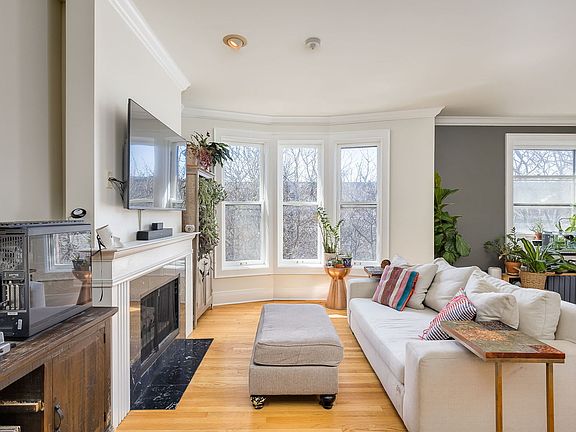 4th image of 422 W Dickens Ave #3