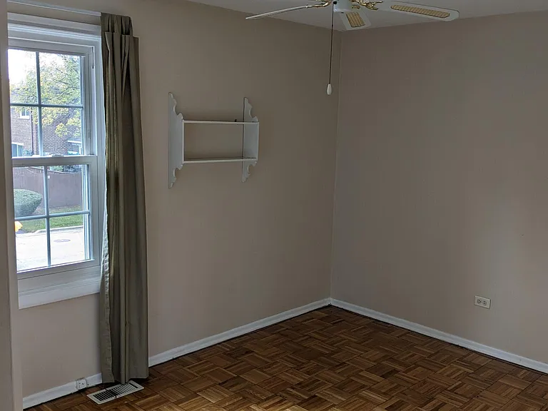 17W764 Standish Ln — Photo 16