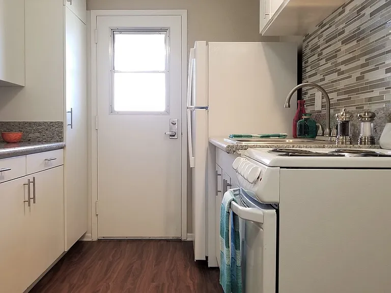 127 W Cypress St — Photo 30