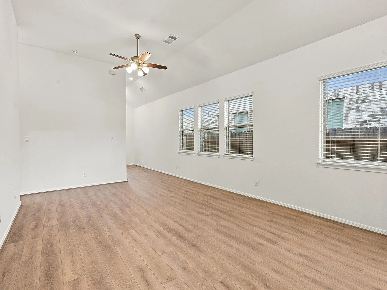 3 bed, 2.0 bath, 1472 sqft, $2,100 — Photo 3