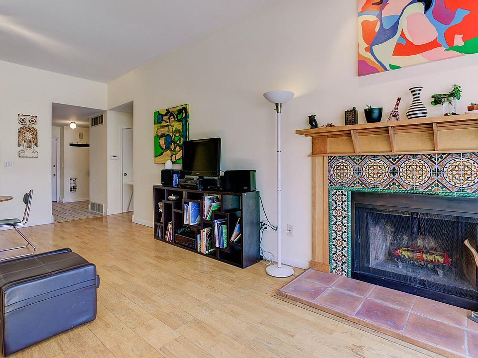 WoodFire place, 10ft Ceiling