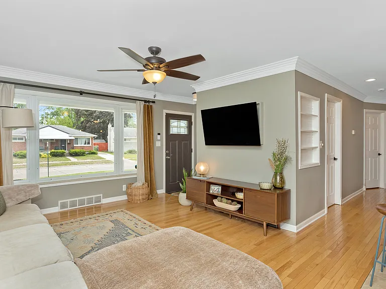 905 Parliament Ave — Photo 6