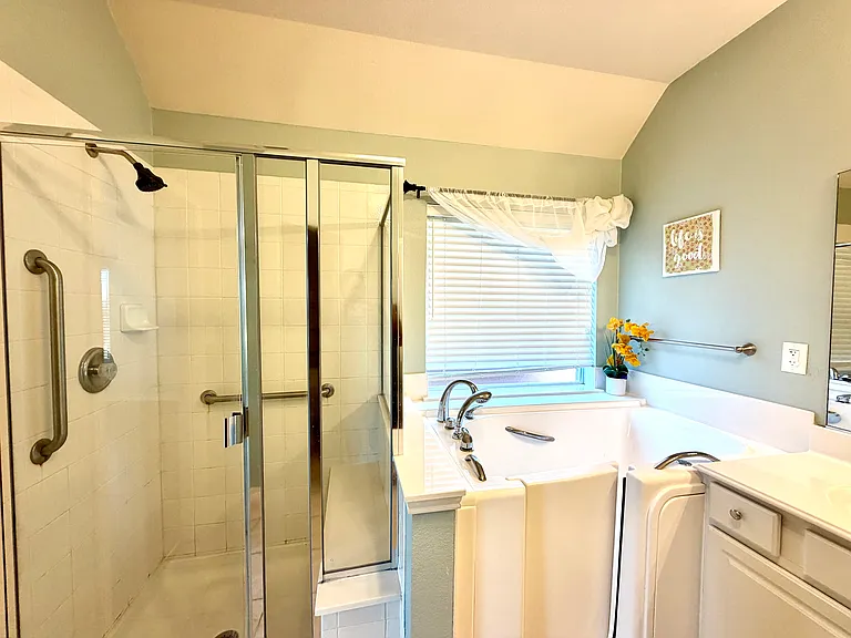 902 Rockton Dr — Photo 12
