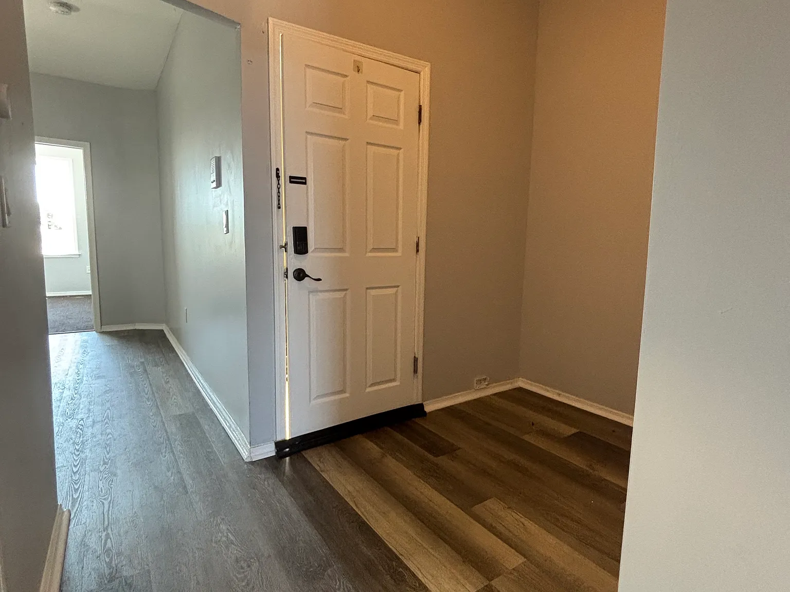 3 bed, 1000 sqft, $2,300 — Photo 4
