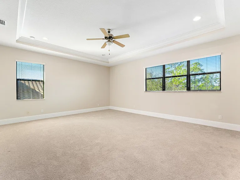 259 SE Calmo Cir — Photo 38