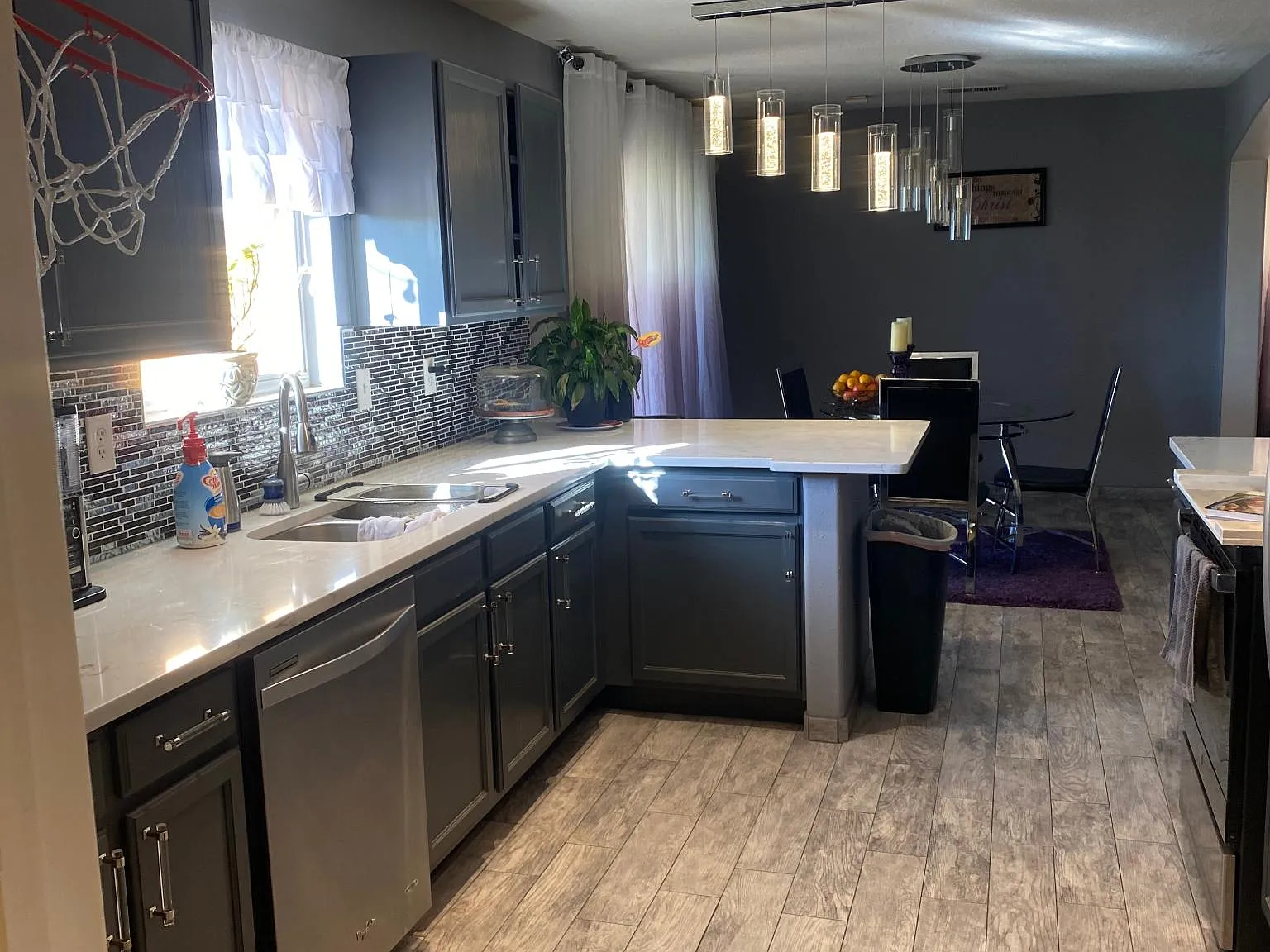 4 bed, 1700 sqft, $2,400 — Photo 2