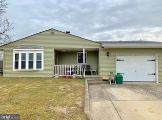 56 Edgewood Ln, Levittown, PA