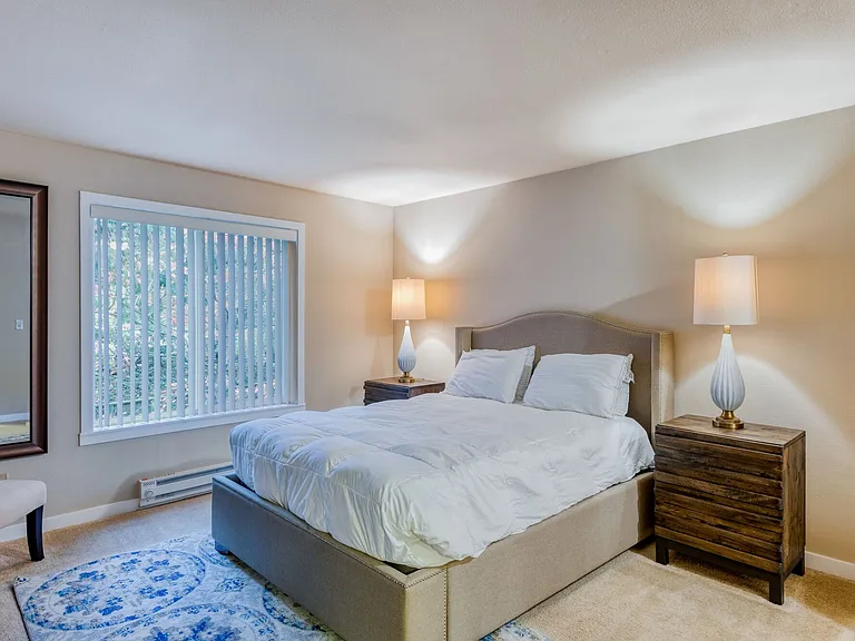 Sunset Summit Apartments — Photo 12