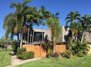 320 Lake Arbor Dr, Palm Springs, FL 33461