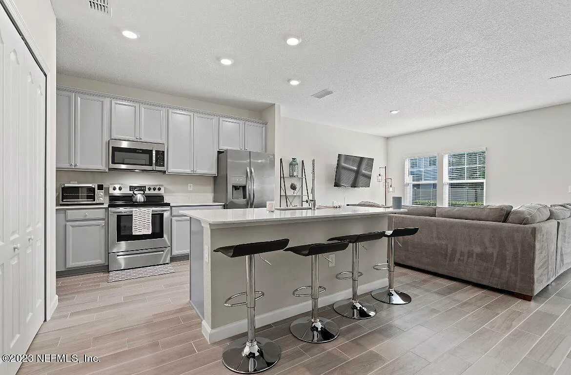 3 bed, 2.5 bath, 1700 sqft, $2,150 — Photo 4