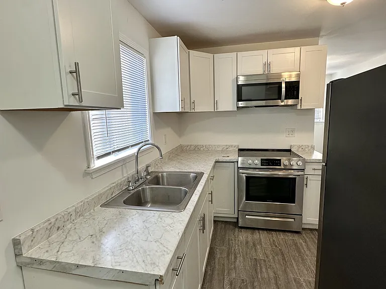 1417 Brighton Rd — Photo 2