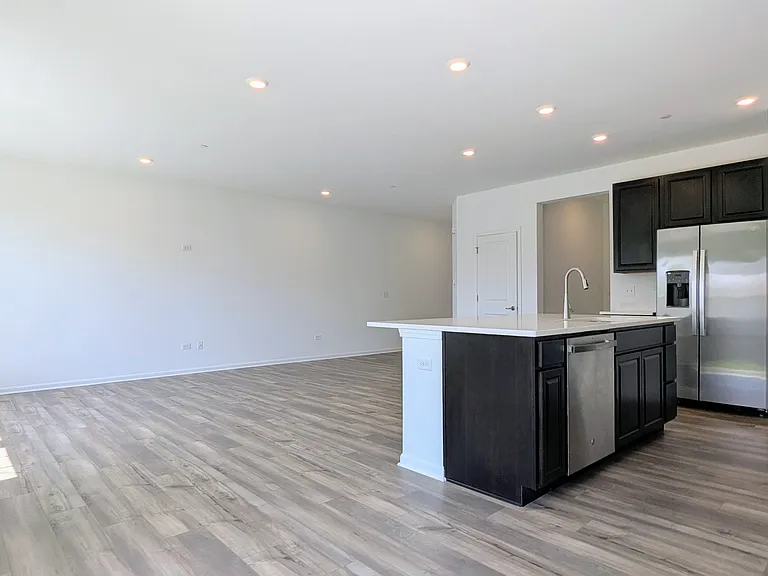 809 Lindsay Ln — Photo 17