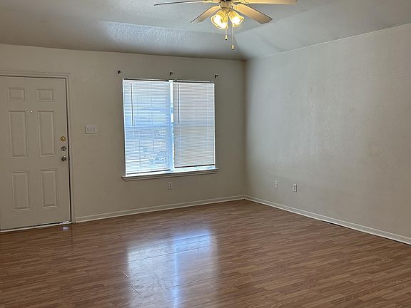 4th image of 503 Manhattan Dr APT A