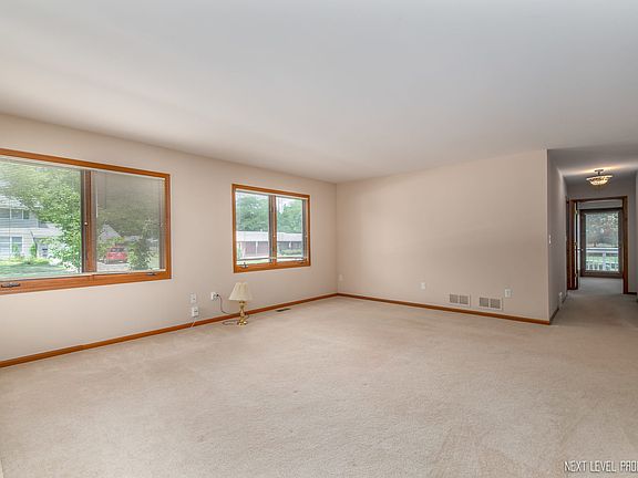 3rd image of 15 S Juniper Dr