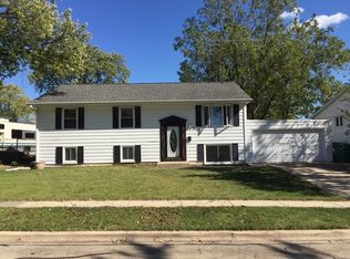 130 Ambassador Ave, Romeoville, IL 60446