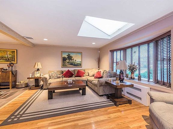 4th image of 796 Bellmore Ave